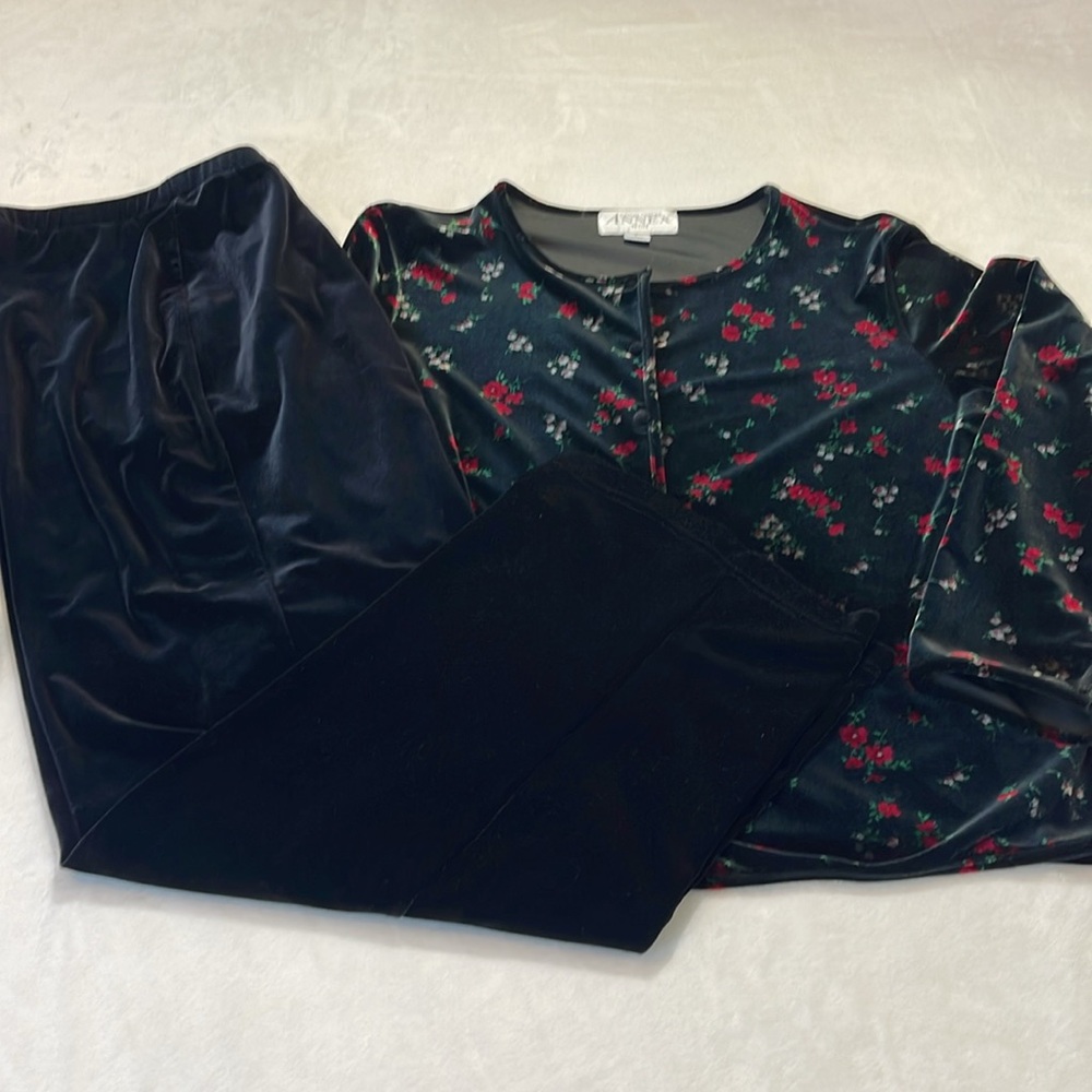 CASUAL CORNER ANNEX Floral Button-Up Velvet Top and Black Pants